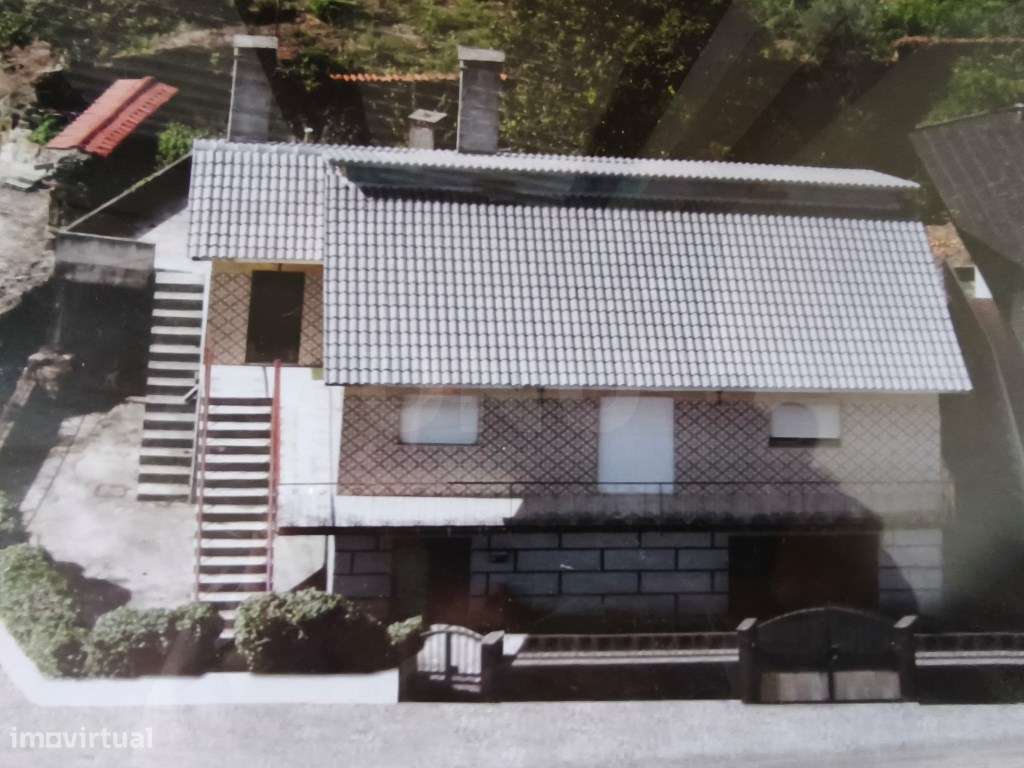 Oportunidade absolutamente imperdível - Moradia com parte renovada ...-4