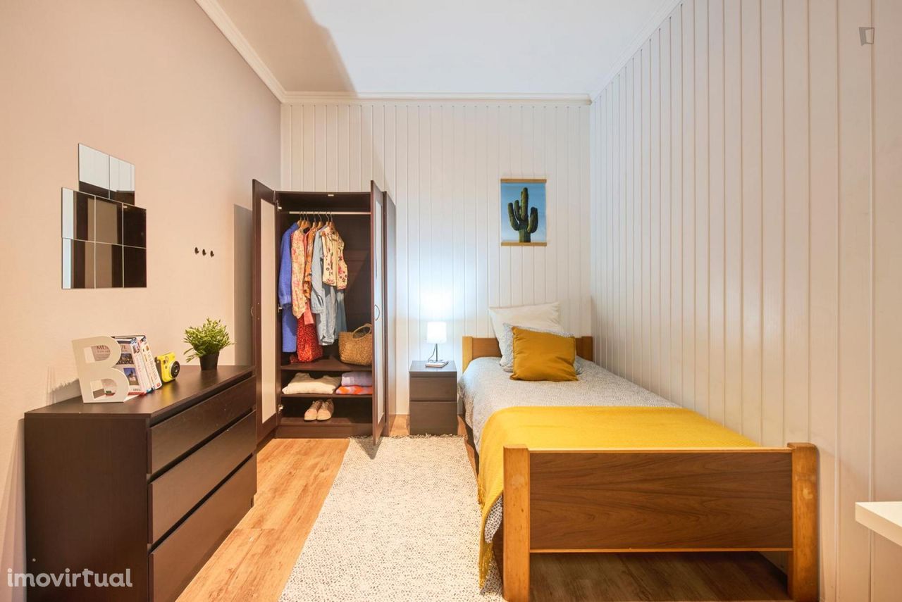 678765 - Quarto com cama de solteiro em...