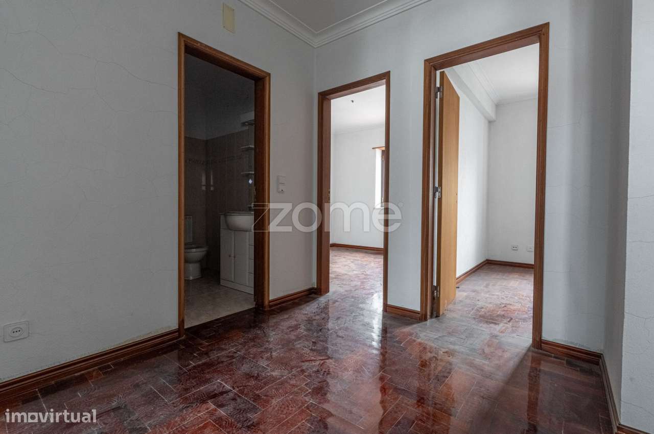 Moradia T3+1 em Manique de Cima a necessitar de acabamentos-9