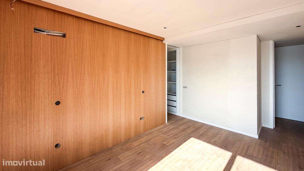 MORADIA NOVA - Com PISCINA  e  JARDIM .-15