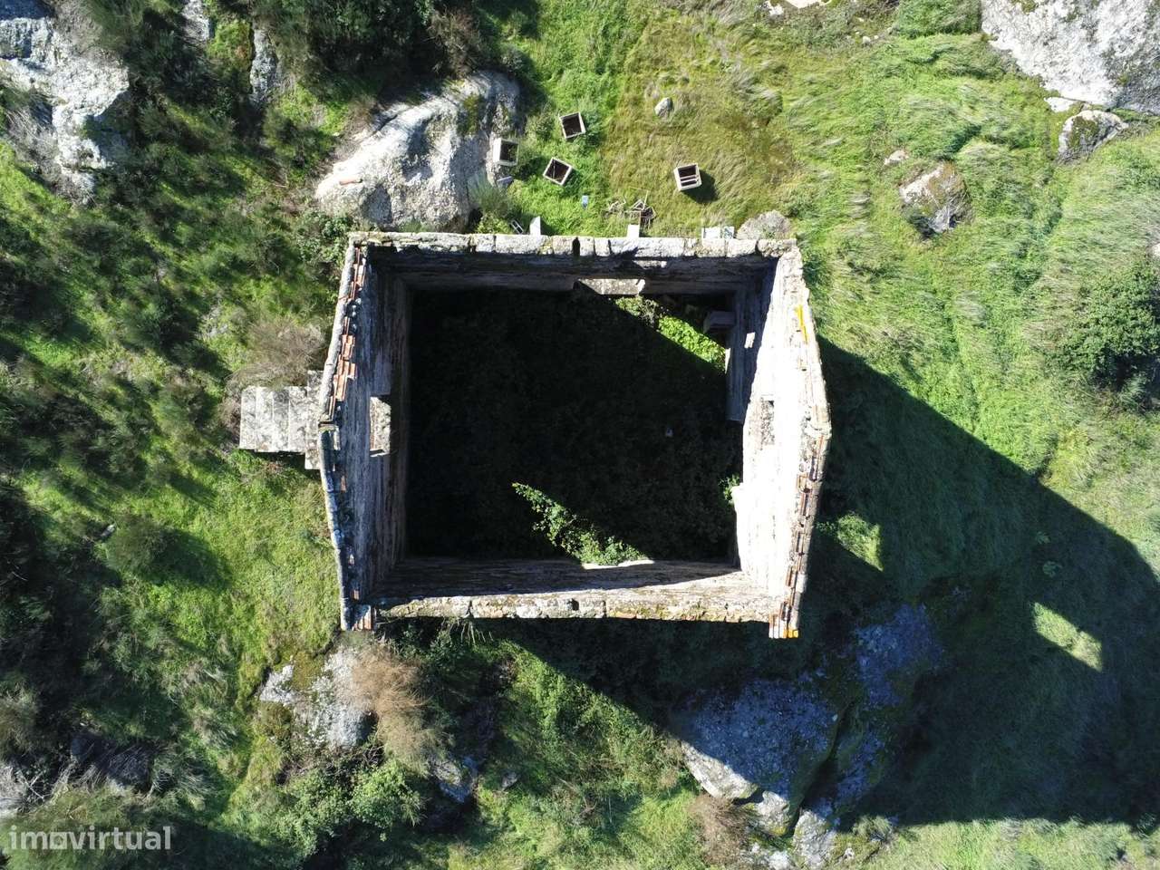 Quinta com Ruina, terreno 5,75Ha, a confrontar com ribeiro-17