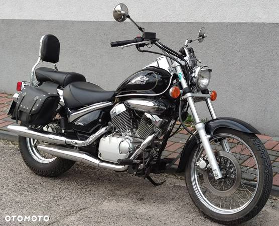 Suzuki Intruder - 1