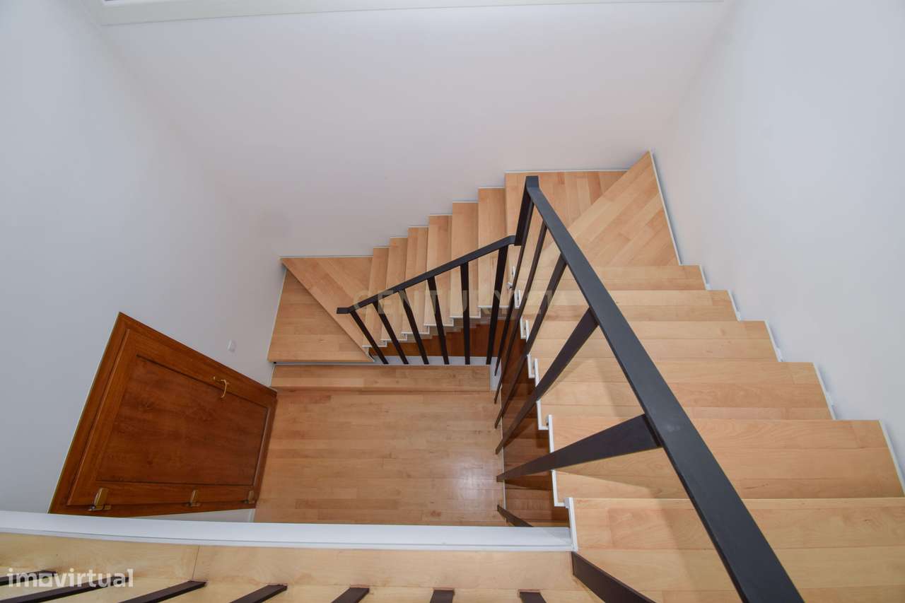 Moradia T4 de Arquitetura Moderna e Sustentável em Famões - Casal do R-30