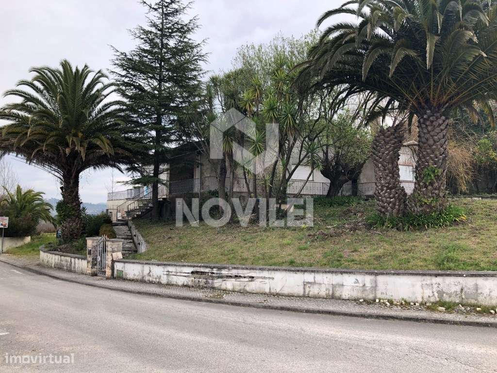 Edifício constituído por moradia (1º andar) e Loja (R/C). - Grande imagem: 3/30