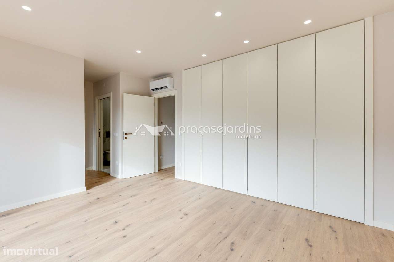 Moradia T3 de Arquitetura Moderna com Jardim e Garagem-7