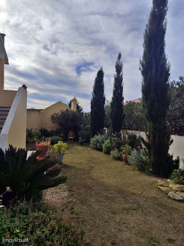 Andar de moradia, com jardim e estacionamento para 2 carros. - Grande imagem: 2/24