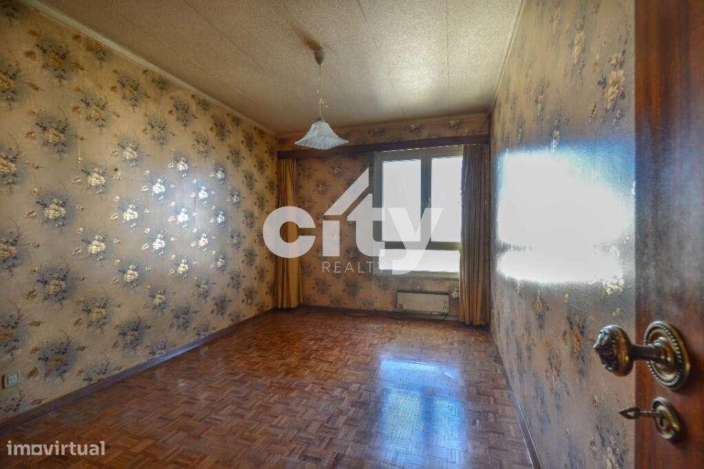 Apartamento T3 para remodelar situado na prestigiada Urbanização da Po-17