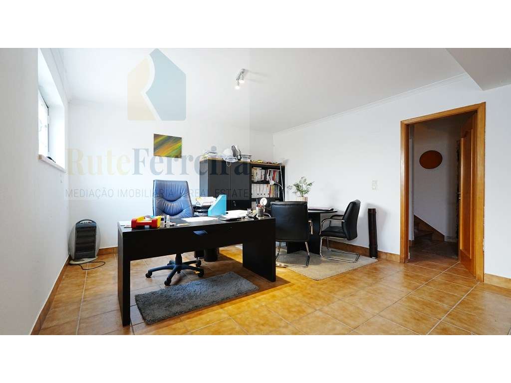 Moradia T3 localizada em São Pedro da Cadeira com jardim-28