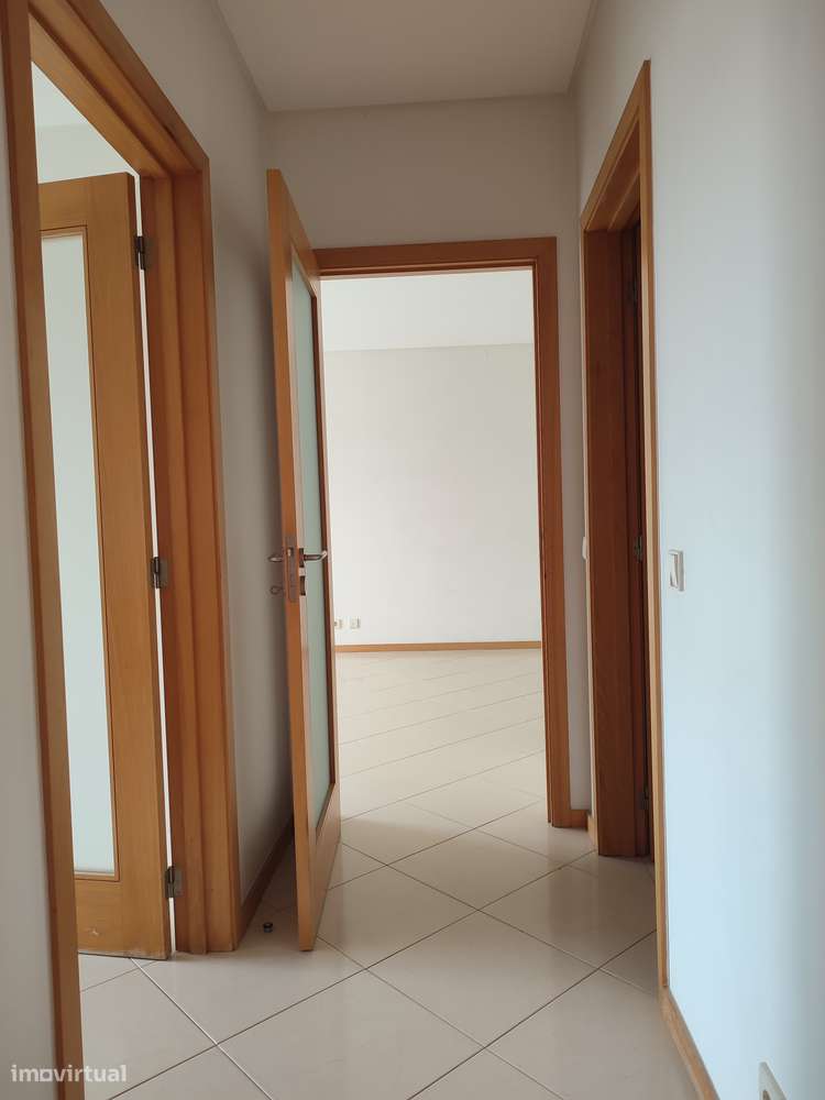 T1 com boas áreas, garagem fechada junto ao ALDI-12