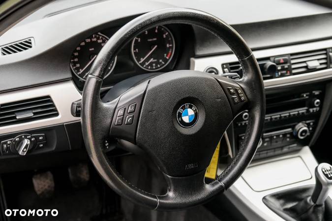 BMW Seria 3 318i - 11