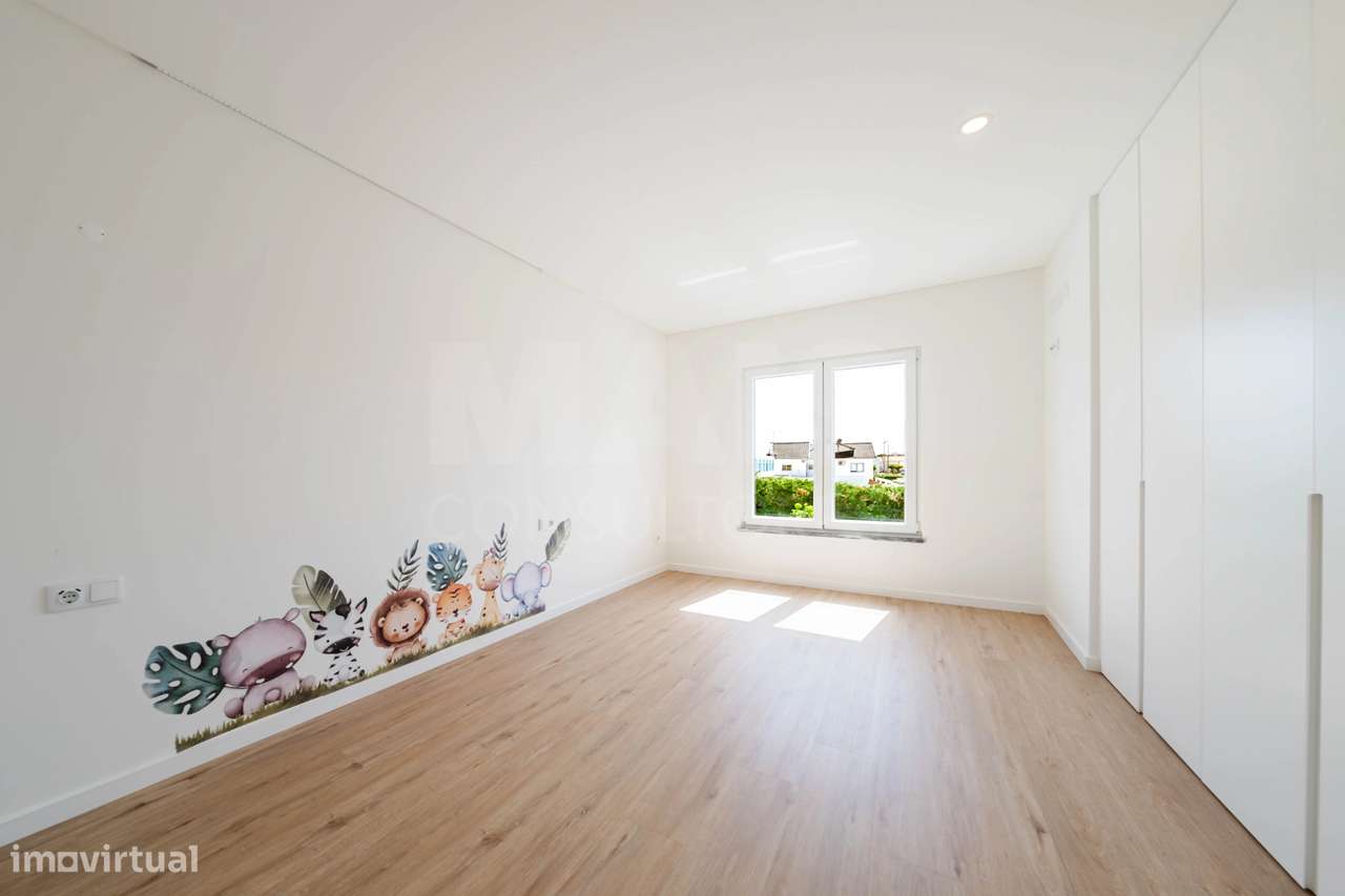 Moradia T3+2 Moderna com Vista Mar e Terraço Panorâmico-32
