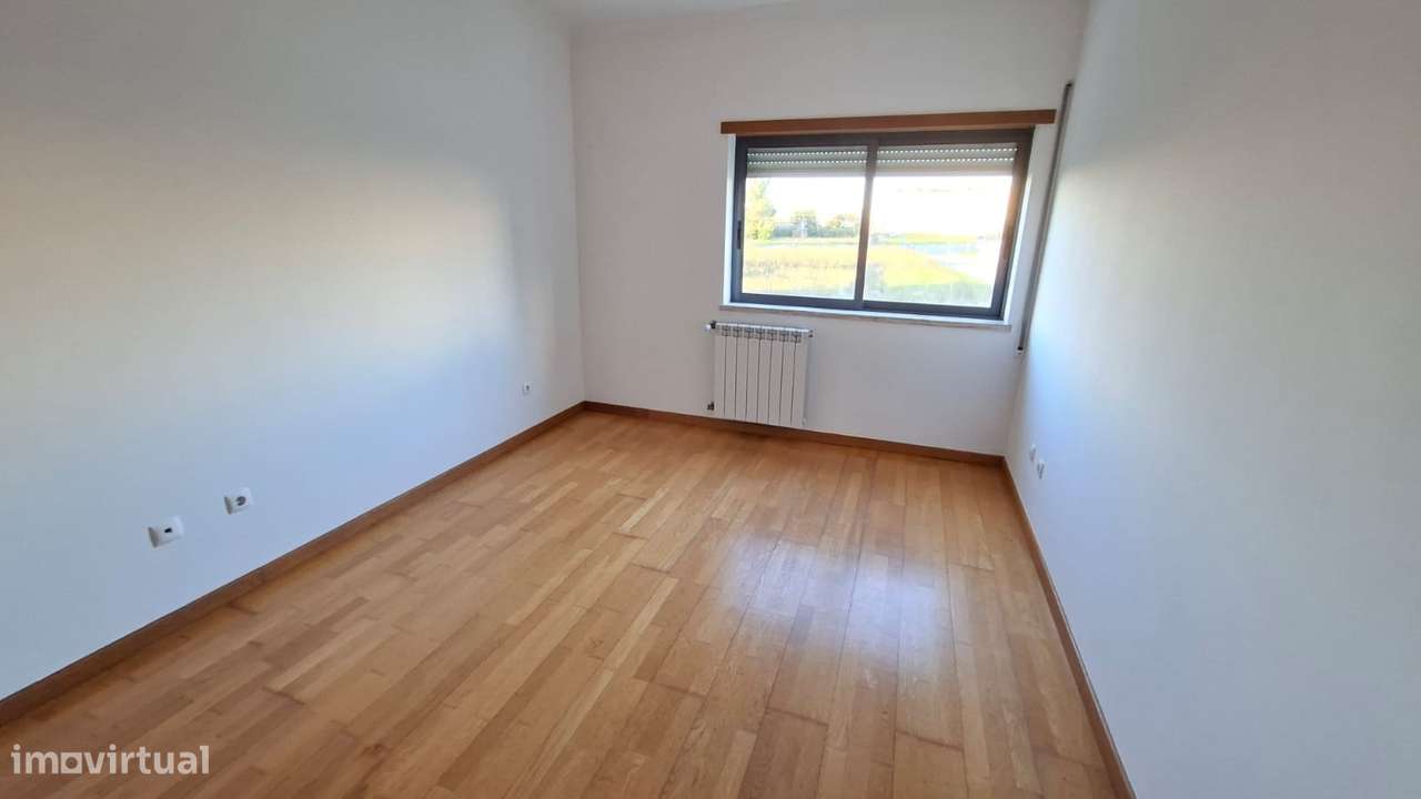 Apartamento T3 com 155m2, arrecadação e lugar  estacionamento Montijo.-8
