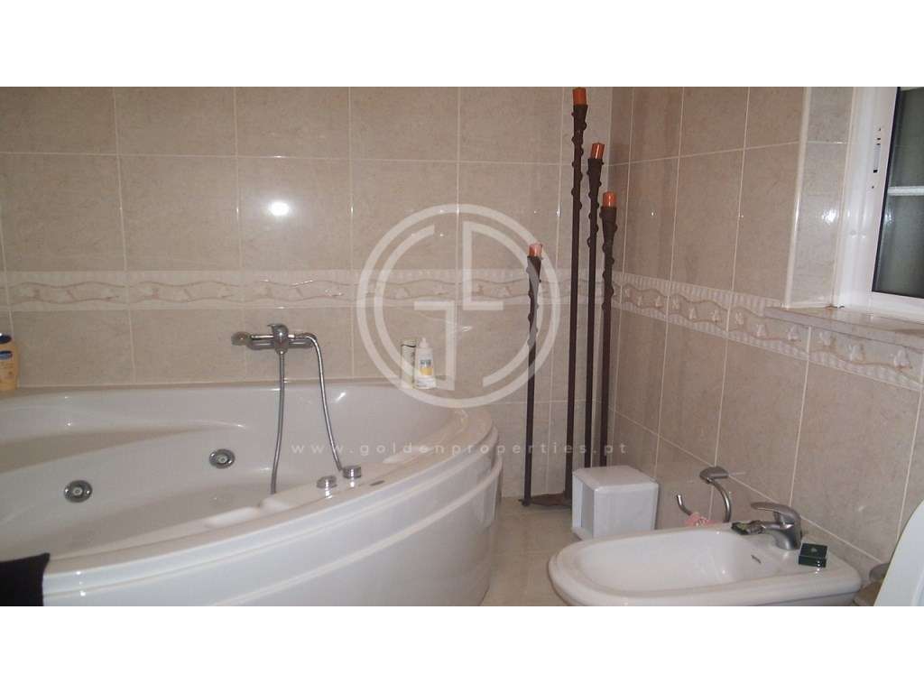 Moradia T4 com piscina localizada numa zona calma entre Loulé e Alm...-10