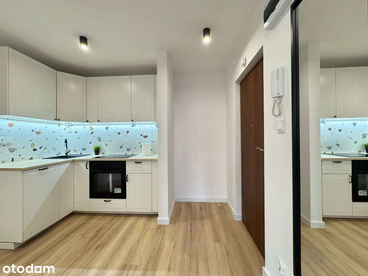 2-pokojowe mieszkanie - po remoncie - obok Sky Tower - PL,UA,RU,ENG-0