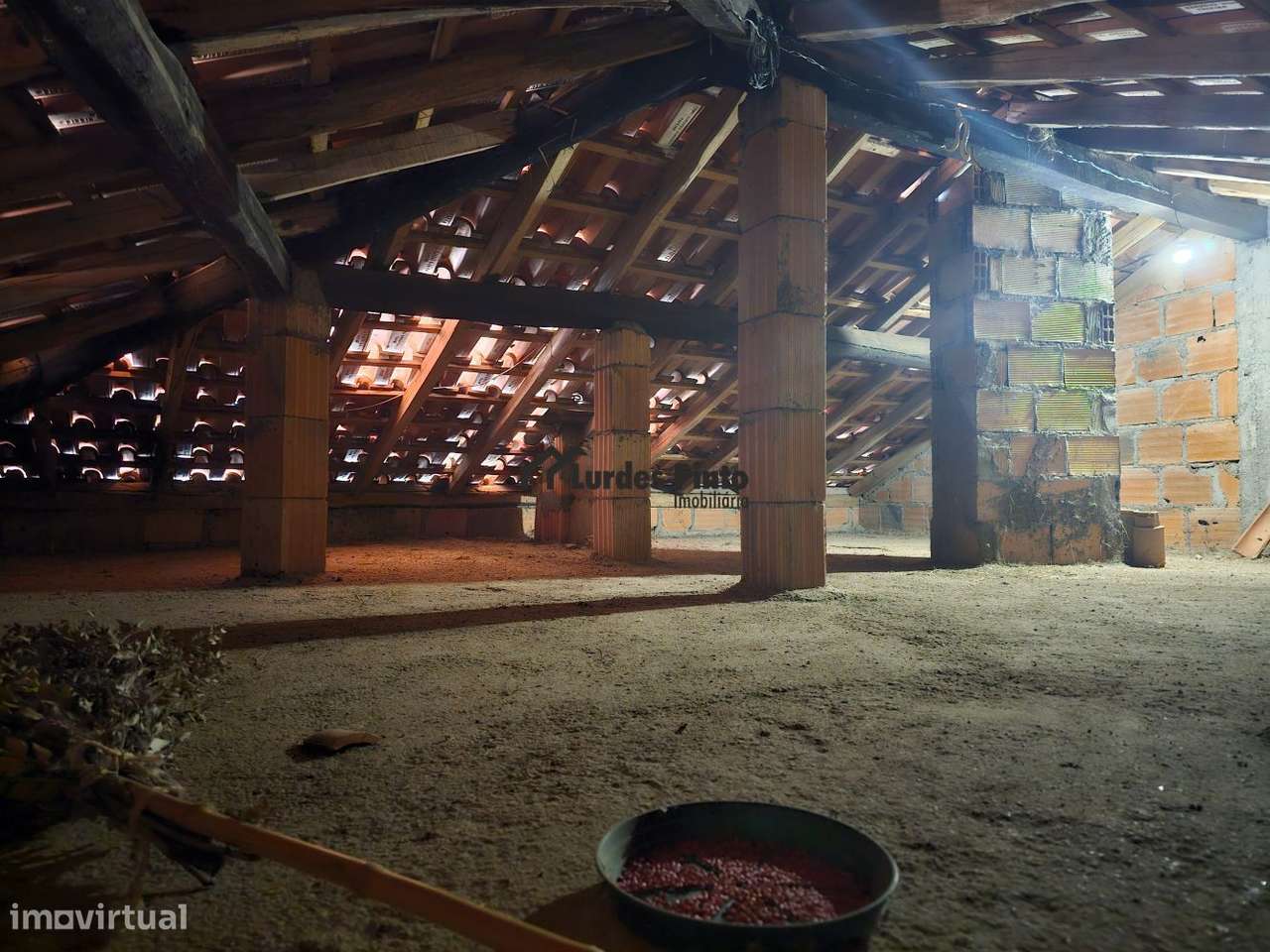 Duas moradias à beira da ribeira-19