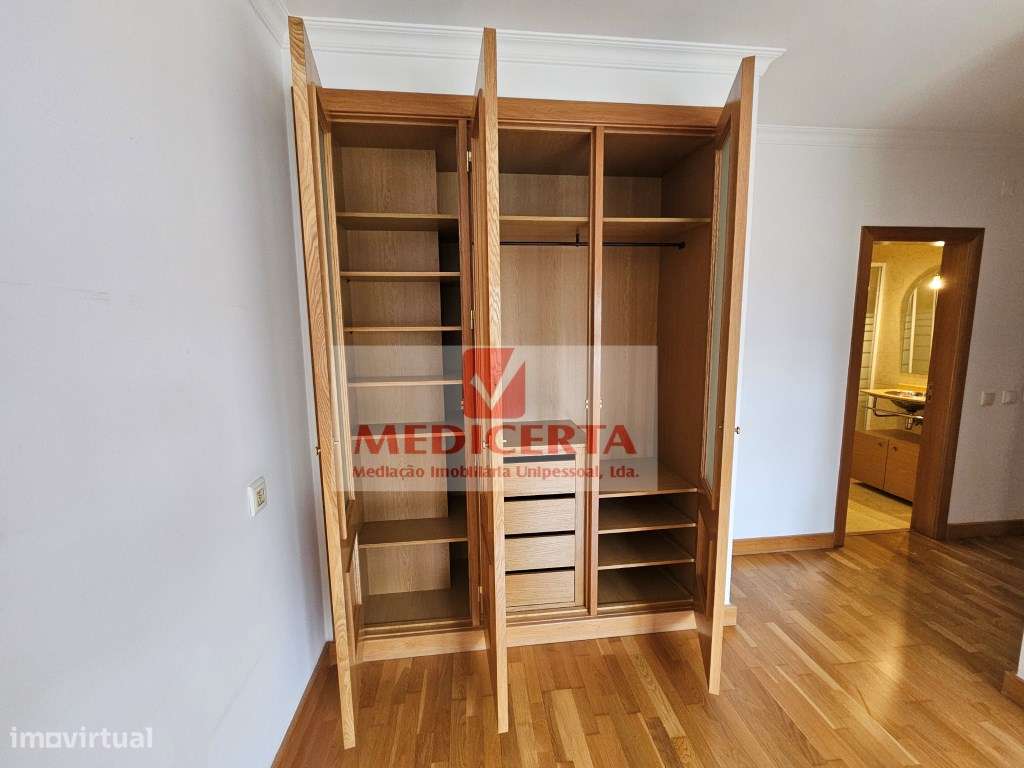 Amadora (Casas do Lago) T4 (2 Parqueamentos + Arrecadação)-23