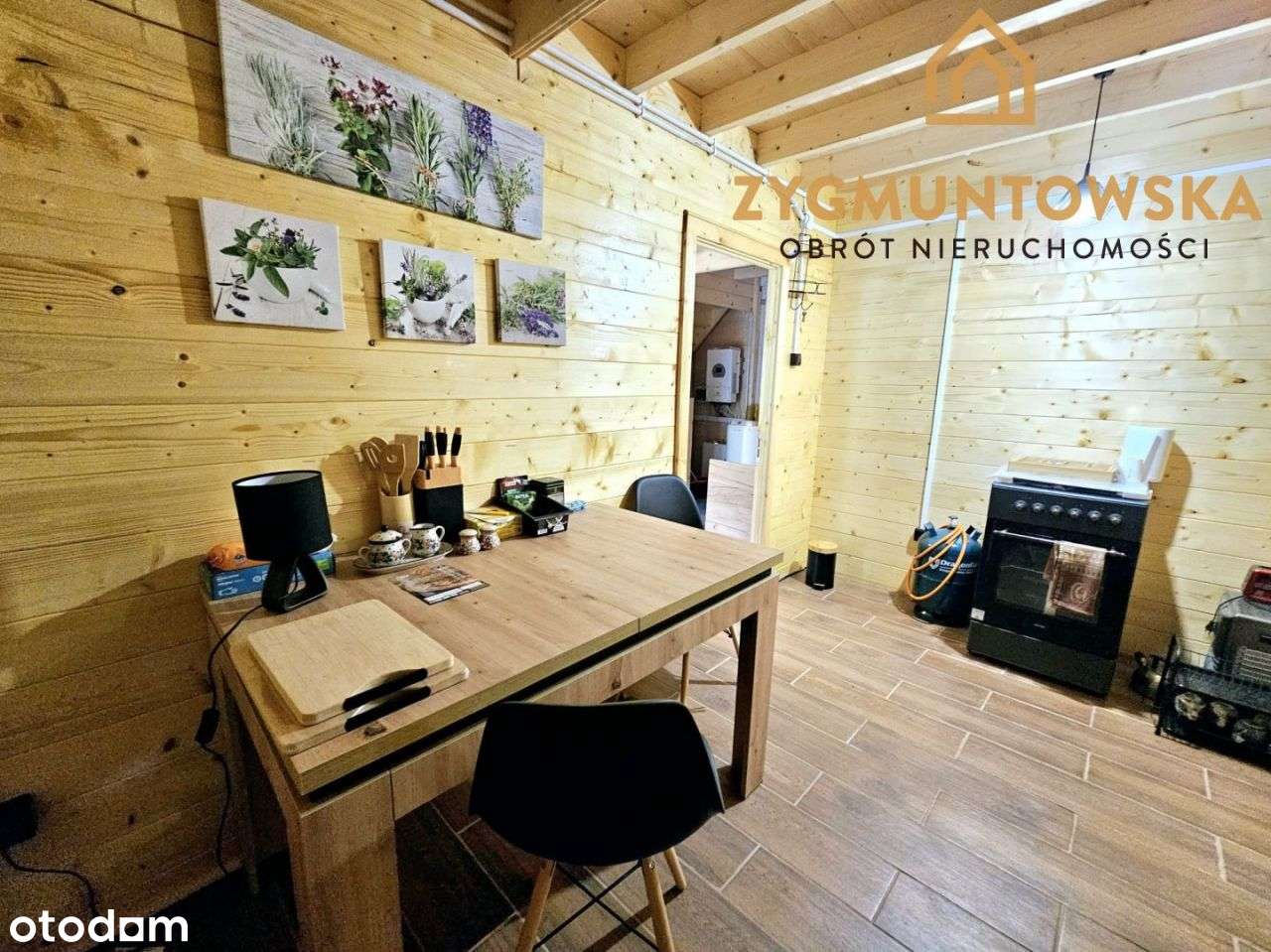 Drewniany domek z fotowoltaiką i magazynem energii - Pełny obrazek: 3/10