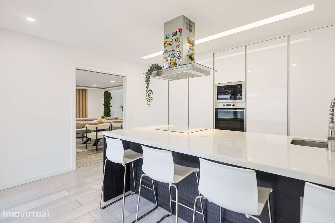 Moradia T4 isolada com jardim, garagem e excelente localização - Grande imagem: 4/13