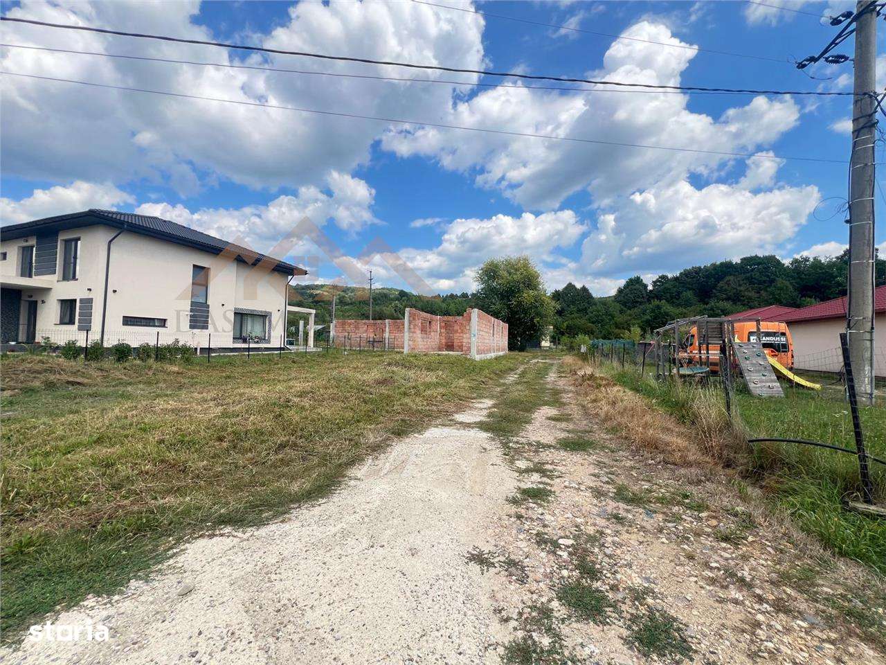 Casa la rosu  pe un nivel cu 8 ari de teren, in Tautii Magheraus - Imagine principală: 2/11