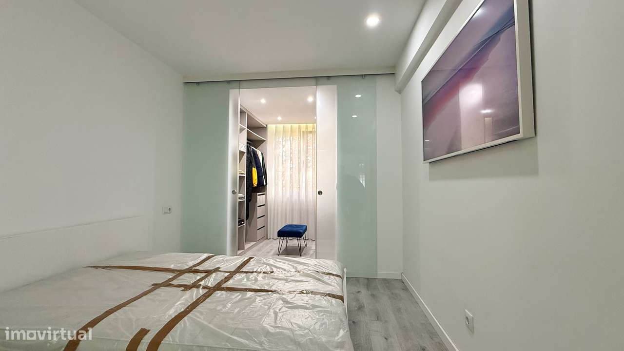Apartamento T2 Totalmente Remodelado com Suite e Varanda-12