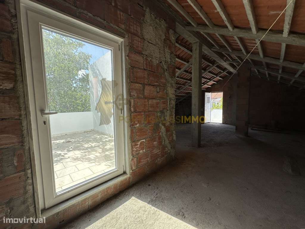 Vende-se: Moradia Familiar Espaçosa e Versátil na Madalena, Tomar.-29
