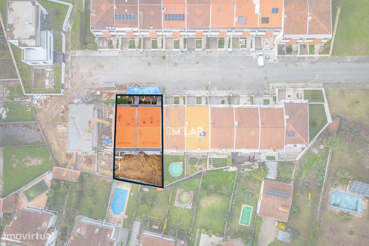 Moradia T3+1,  de gaveto, em Merelim S. Pedro – Braga-5