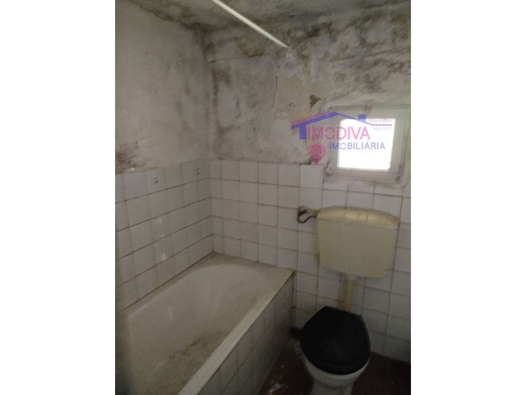 Moradia T2 com arrecadações, garagem e quintal em Constância-15