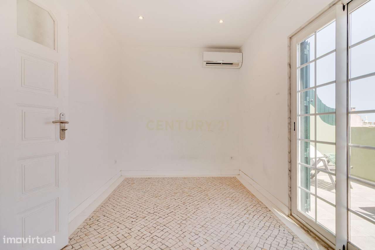 Penthouse com terraço de 28m2 junto ao metro no Rato-33