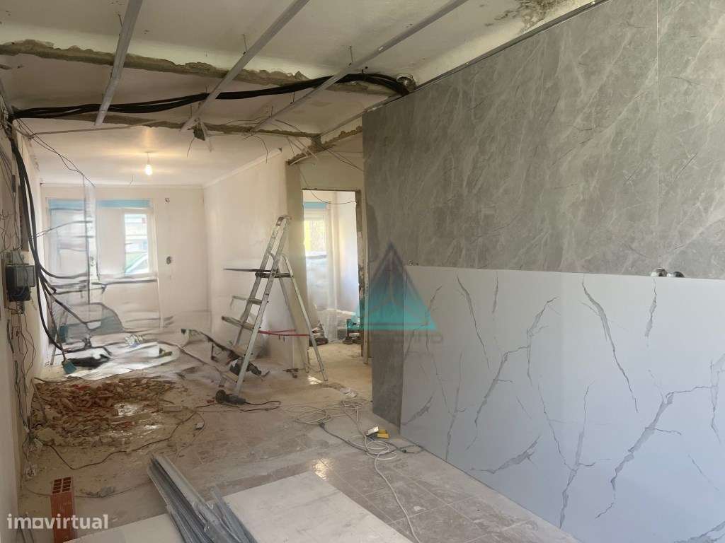 Apartamento T2 em Benfica em fase de remodelação total - Grande imagem: 3/15