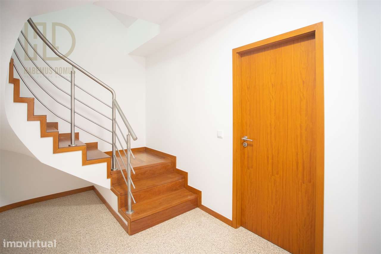 Moradia T3+1 de Luxo com 405m2 a 200 Metros da Praia em Canidelo.-38
