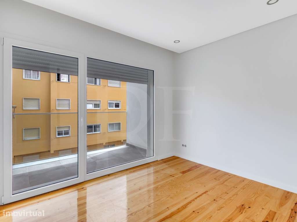 Apartamento T4 com Varanda junto à praia com vista Mar-16