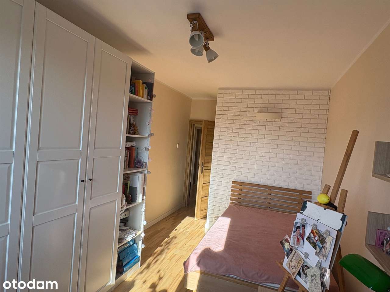 Trzy pokoje i kuchnia ogrodzony blok cegła parking-4