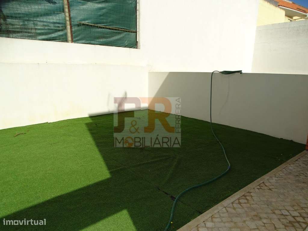 Moradia Geminada Duplex T3 semi-nova com Pérgula , Fernão Ferro
di...-5