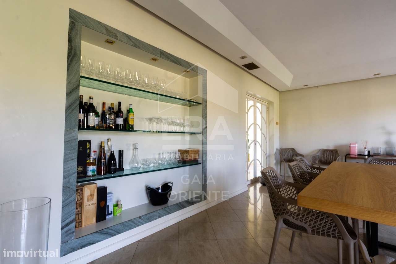 Moradia T8 com jardim e piscinas em Miramar-22