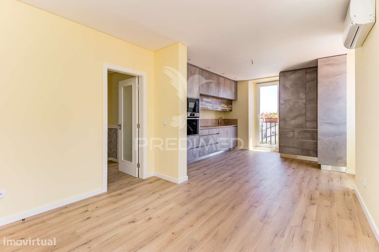 Excelente T2 totalmente reconstruído em Massamá - Grande imagem: 4/24