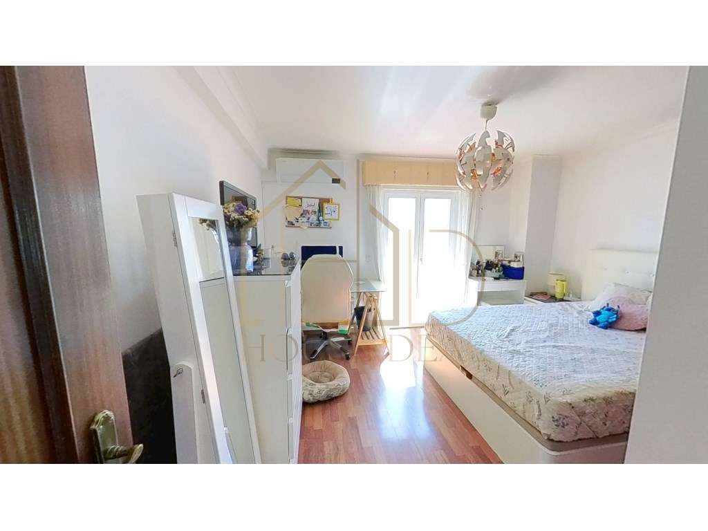 ESPAÇOSA Moradia T4 com Garagem. Stº António da Charneca. Barreiro-19