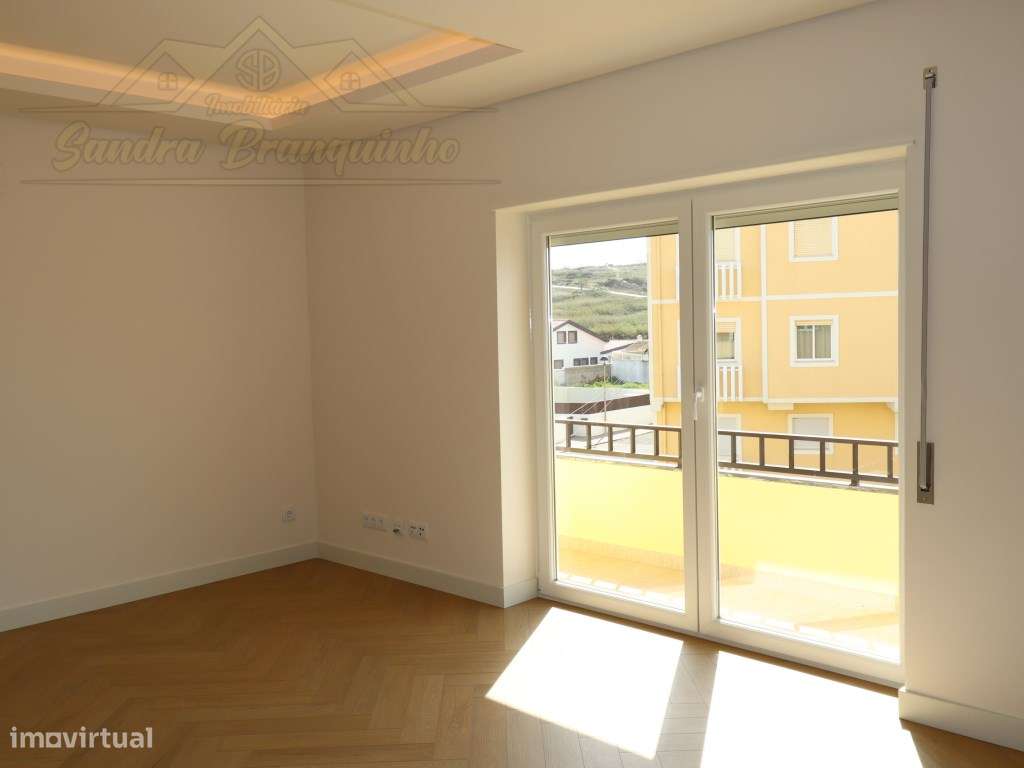 Apartamento RENOVADO(novo) com vista mar-12