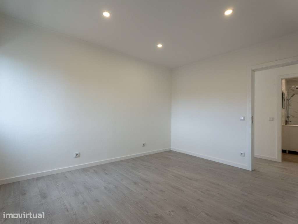 Andar de Moradia T1+1 Totalmente Remodelado | Moita do Norte-10