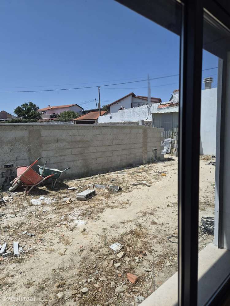Moradia T3, térrea, geminada com garagem e jardim. Fração "A"-15