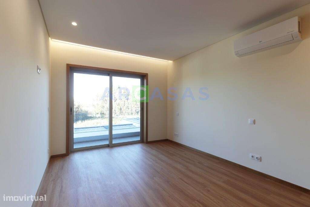 Moradia V3 com jardins e estacionamento na Trofa-20