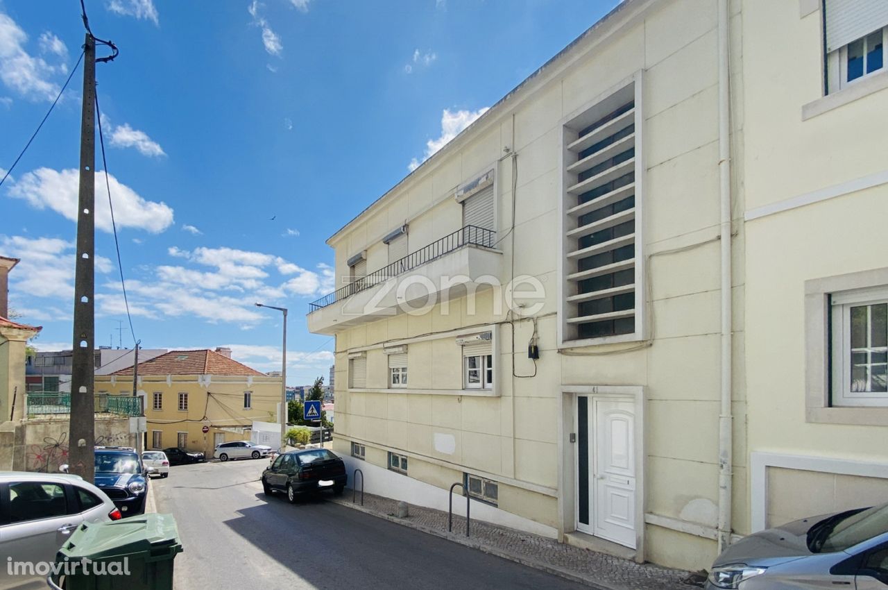 Prédio Habitacional em propriedade total em Almada