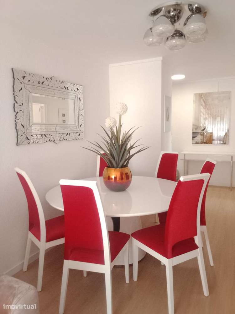 Apartamento T2 em Massamá Renovado com varanda e elevador-4