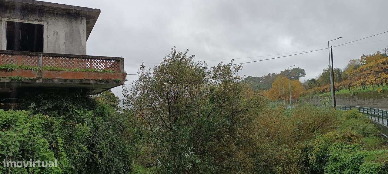 Grande moradia em ruina com terreno junto ao ribeiro, para reconstruçã - Grande imagem: 5/6
