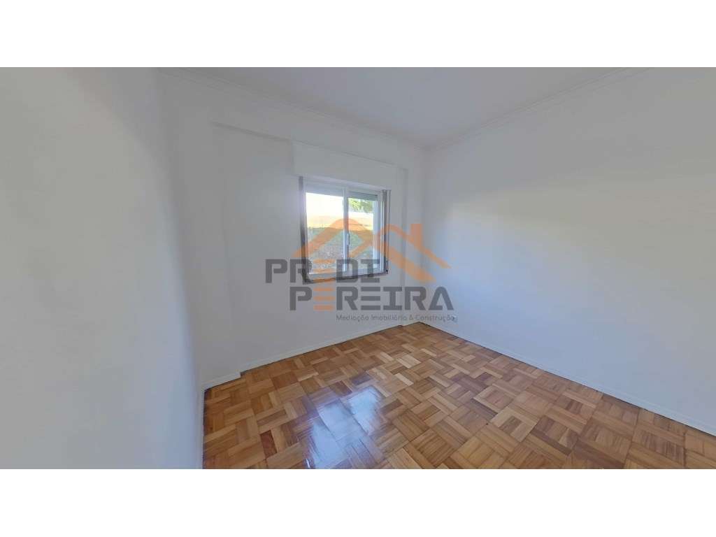 Situado no Forte da Casa, T2 em bom estado de conservação.-9