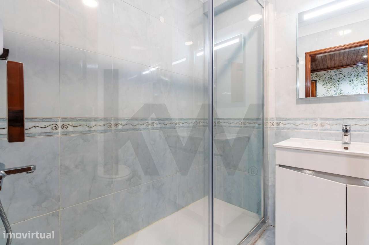 T2 na Rua Morais Soares | c/ Garagem e Elevador-15