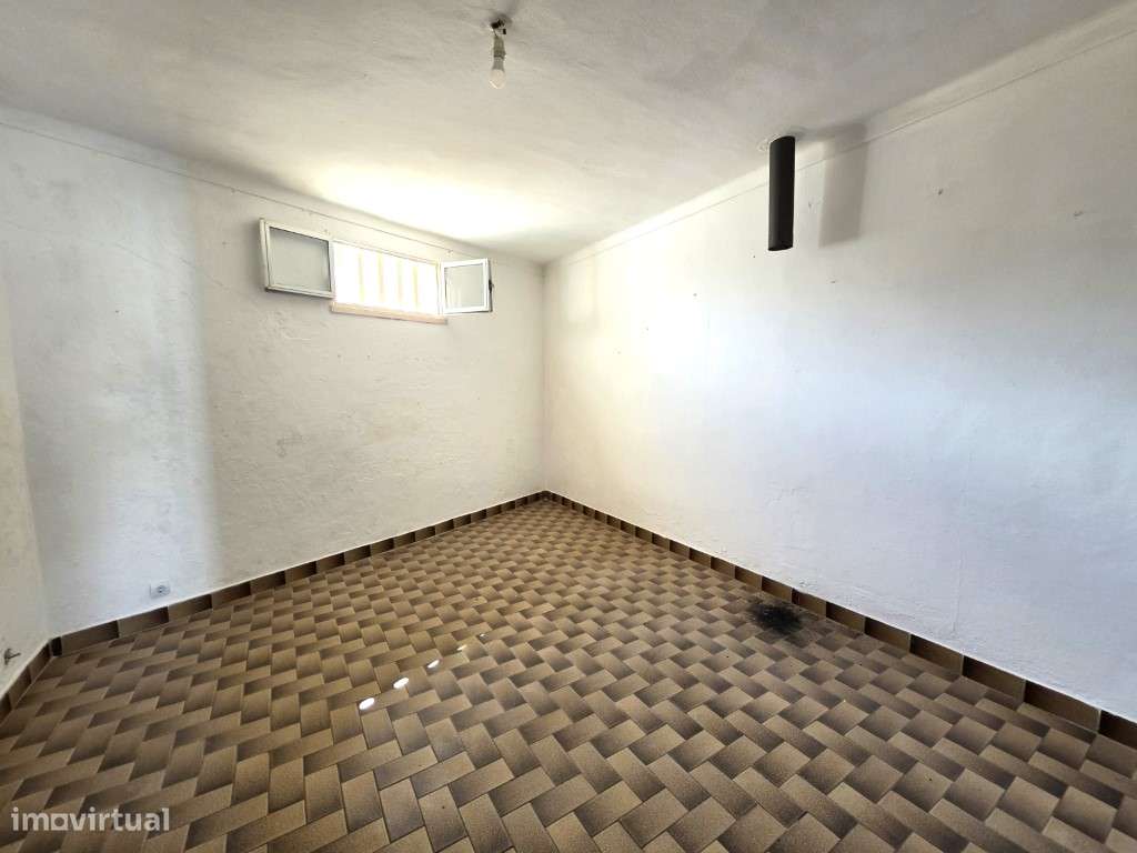 Moradia T3 em Vila Viçosa, com garagem, inserida em lote de 3500 m2-12