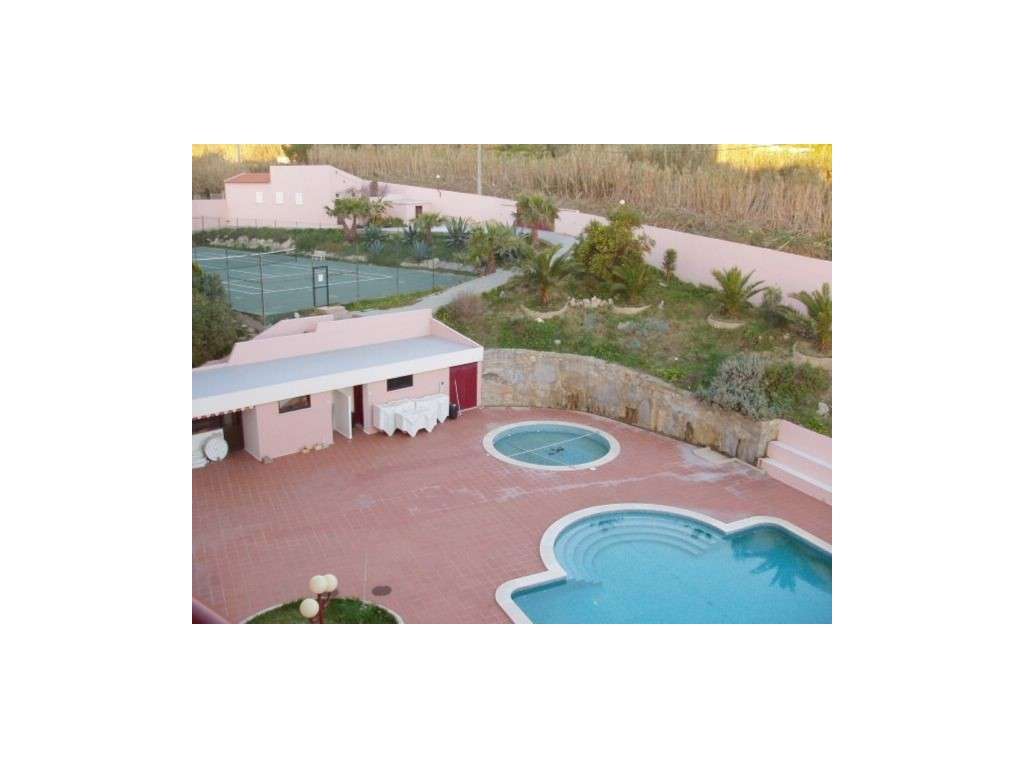 T2 remodelado em condomínio com piscina e campo de ténis-18