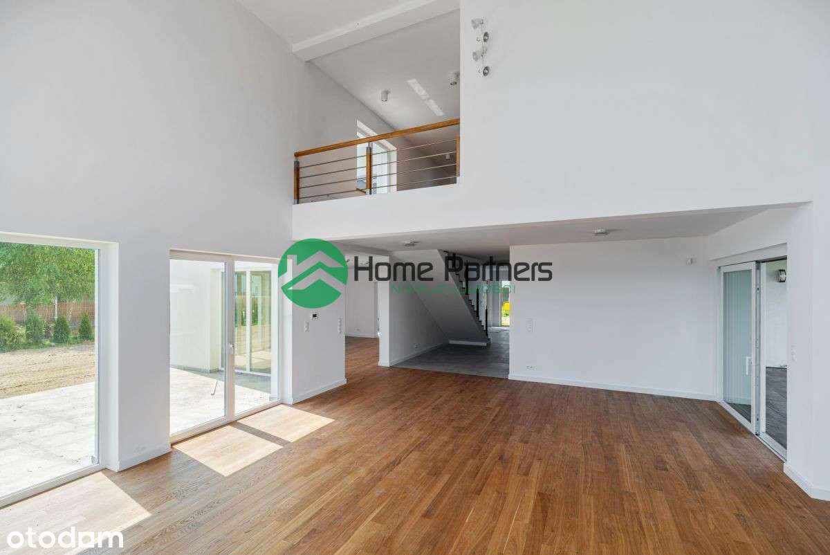 Wysoki na 5,5m salon z oknami do sufitu-5