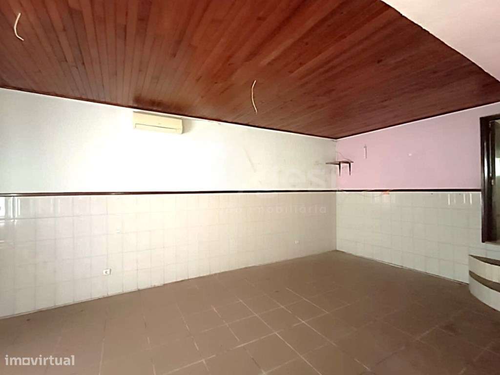 Fantástica moradia com 2 pisos, anexos e comercio-9