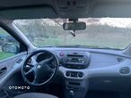 Nissan Almera Tino 1.8 - 11